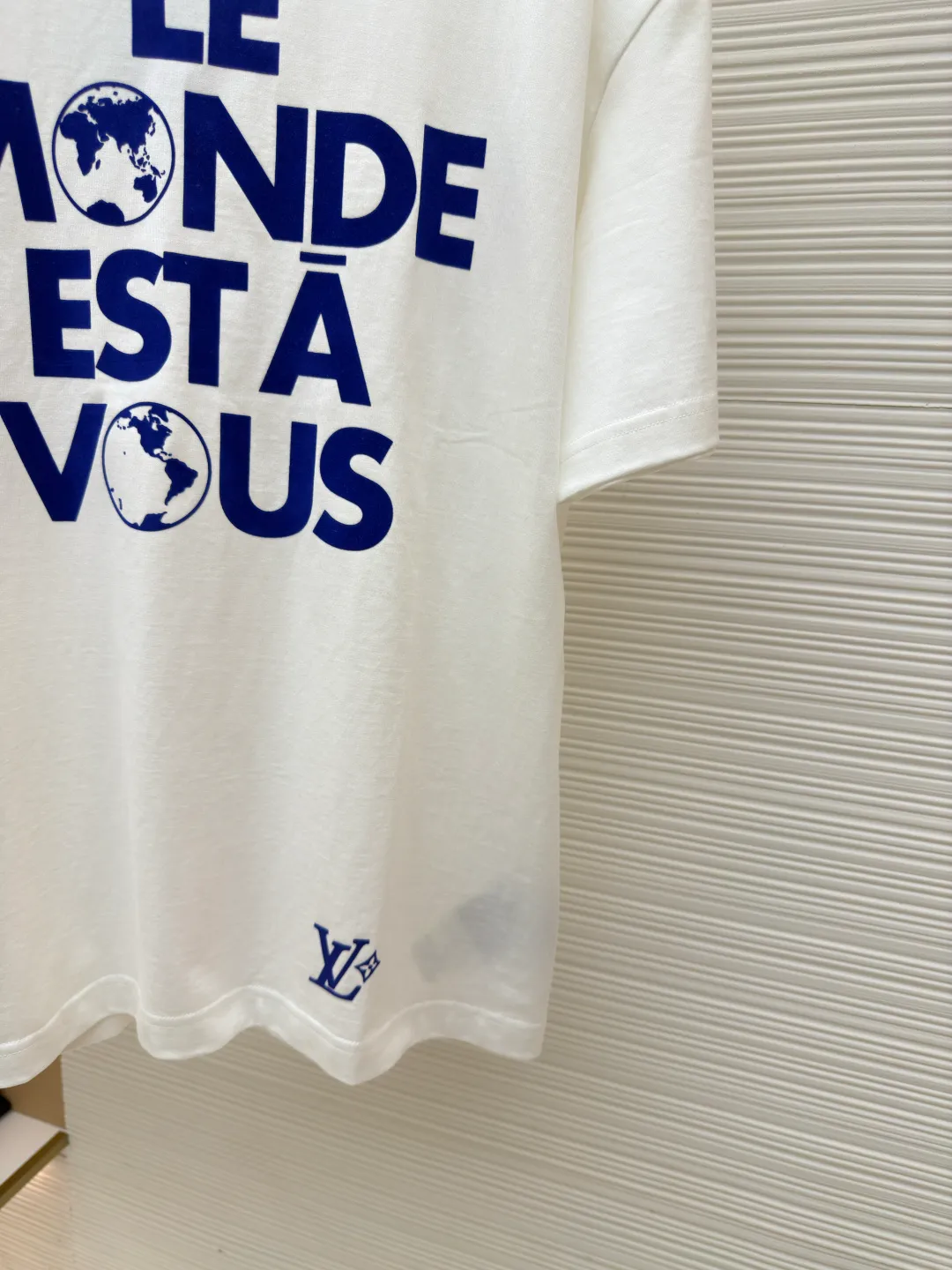 LOUIS VUITTON flocked letter printed T-shirt ●Authentic product: purchased and developed for 7400 ●Item number: 1680273-A05 ●Fabric: flocked fabric ●Technology: Printing production ●Version: fitted version ●Weight: about 240 grams ●Size: XS-S-M-L ●Description: The fabric is made of 40s double-ply long-staple cotton plain weave. The fabric surface is treated with dust-free wool wadding. The finished fabric is passed through a mercerizing machine to increase the gloss of the fabric. It is matched with 32s double-ply cotton cover silk cylindrical open rib, and the front panel is made of Made of nylon velvet material, the pattern is laser-engraved and cut by scanning the Y-pattern pattern, and it is integrated with an electric hydraulic thermostatic machine for pressing. The back is equipped with a white silk material yarn-dyed square mark, and the inner wash mark is equipped with the new 2025 square woven mark. The overall wiring is straight and delicate, the fabric is comfortable and soft, and the color is consistent without color difference. It can be matched with the same style to create a fashionable look and control various occasions. Customized accessories, complete with three standards, same style for men and women!